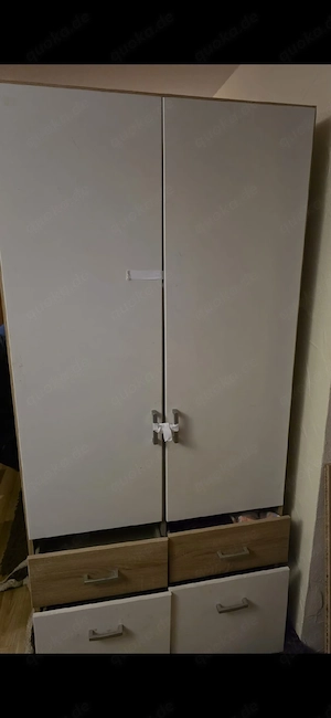 Schrank in sehr gutem Zustand..