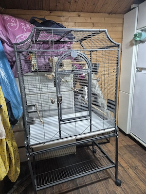   Der Vogelkäfig ist für verschiedene Vogelarten geeignet, auch für Papageien.
