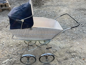 Nostalgischer Kinder bzw. Puppenwagen