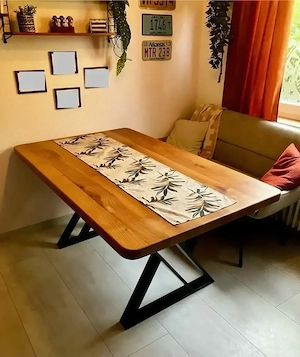 schöner Esstisch aus Kirschholz - Schreinerarbeit