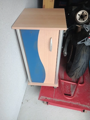 Rollbarer Beistellschrank in Holzoptik blau   86 cm hoch