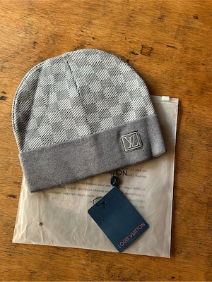 Graue Strickmütze im Schachbrettmuster mit Logo-Patch