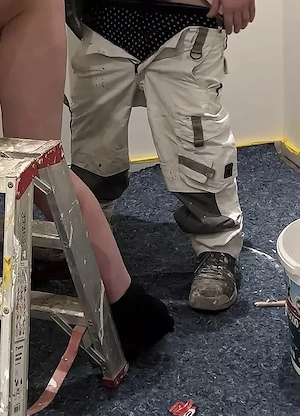 Mann führt Reparaturen aller Art aus für sexuelle Gegenleistung 