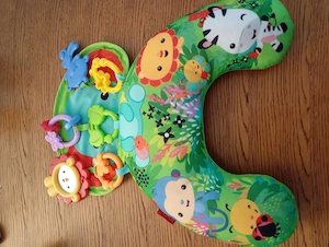 Bauchlagenkissen bunt mit Spielzeug Fisherprice 