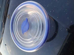 Salatschüssel mit Deckel, transparent blau