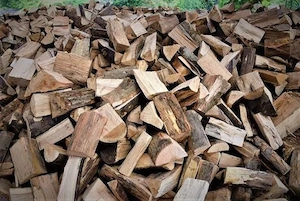 Trockenes, gebrauchsfertiges Brennholz