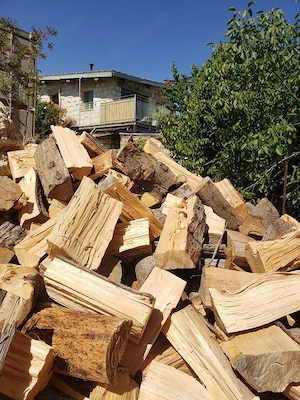 Trockenes Brennholz 