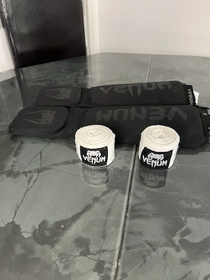 Venum Schienbeinschoner + Boxbandagen 4,5m   Kickboxen