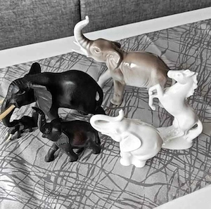 5-teiliges Deko-Konvolut Elefanten-Figuren und einem Pferd.