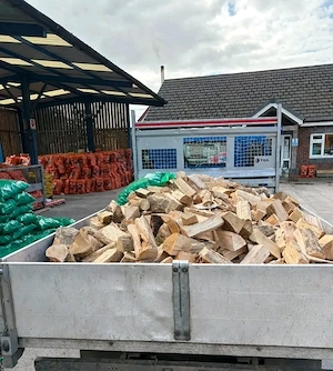  Trockenes Brennholz für Kamin & Holzofen 