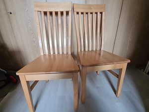 2 schöne und stabile Holzstühle