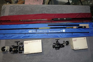 2 Karpfenangeln (DAM) mit Rollen (Shimano), Ersatzspulen und Schnur, unbenutzt