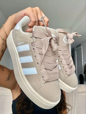 Moderne Sportschuhe ab Werk 