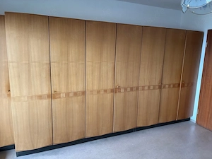 Grosser Kleiderschrank aus Vollholz, mehrteilig