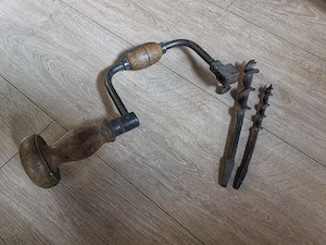 Antiker Handbohrer Brustleier ca. 100 Jahre alt mit 2 Holzohrer