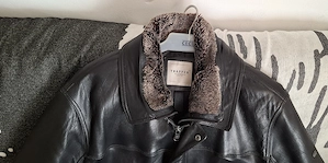 Gute Warme Lederjacke mit Fellkragen der Winter kommt