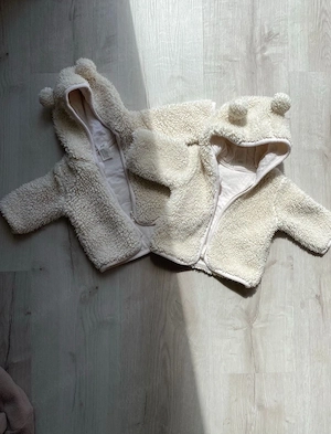 2 flauschige Babyjacken mit Kapuze