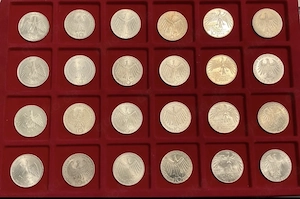 24x 10 DM Silbermünzen Sammlung (ua. Olympiade München 1972) im Tableau