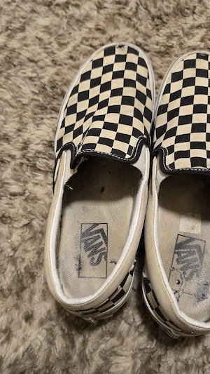    sehr gut getragene Sneaker