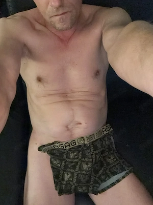 13.10. um 23Uhr Nackter Kerl mit 20x5 ... Jerking im Hotelzimmer