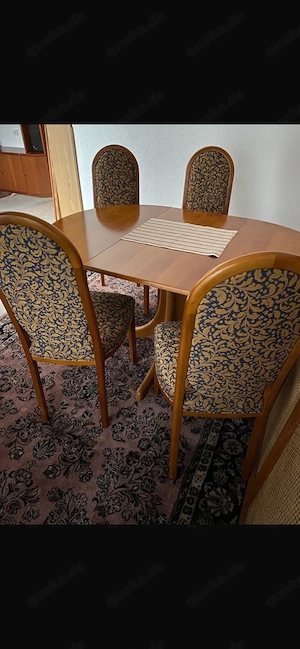 Esstisch und Stühle