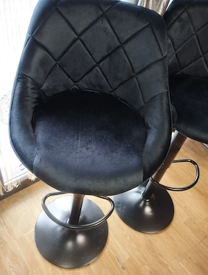 4 Barhocker samt 2 davon original verpackt 