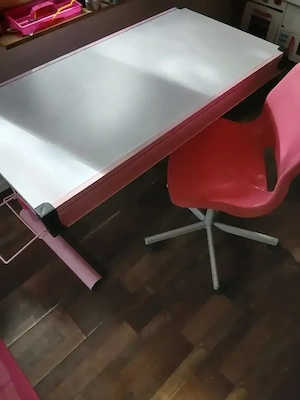 schreibtisch mit stuhl