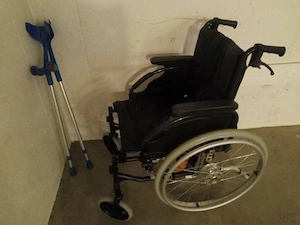 Action Rollstuhl mit 2 Krücken