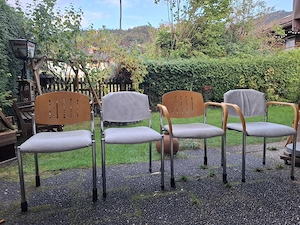4 DesignerStapelstühle im Set Chromgestell, mit u, ohne Armlehne
