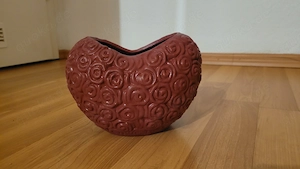 Schöne, herzförmige Deko-Vase   Übertopf mit Rosen-Muster (Rot Terracotta)
