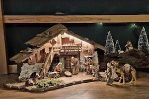Tiroler Krippe handgeschnitzt