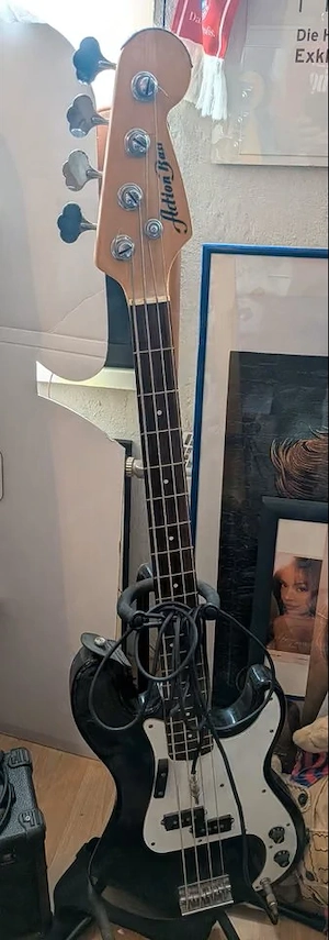 E-Gitarren + Taschen + Kabel + Ständer + 4 neue Stecker + Verstärker .