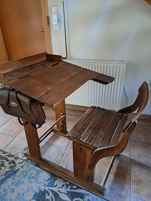 Originelle alte Schulbank