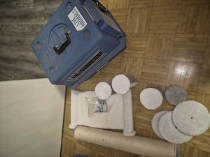 AnzeigeKratzbaum (cat tree) and Haustiertransportbox (pet carrier)