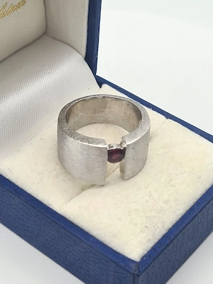 Massiver 925 Sterling Silber Ring mit Rhodolith