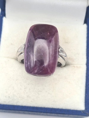 Eleganter Ring aus 925 Silber mit violettem Stein
