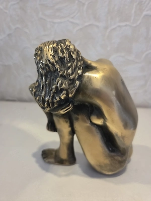 Skulptur sitzender weiblicher Akt Messing Bronze