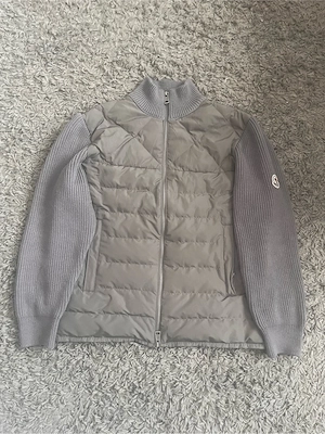Moncler Herren Steppjacke Grau L kurz Baumwolle Reißverschluss Stehkragen Logo