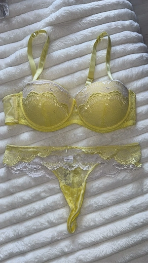 schönes gelbes Unterwäsche set 
