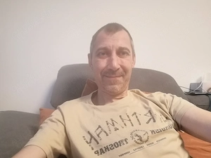 Mann 50 benutzt die Ehefrau vor ihrem Ehemann