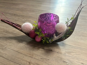 kleines gesteck auf cocosblatt pink 