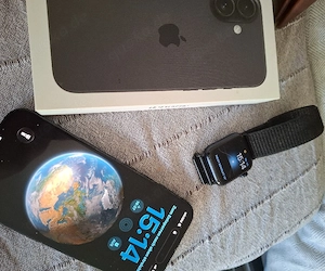 iPhone 16 128GB Black & Apple Watch SE 2. Gen