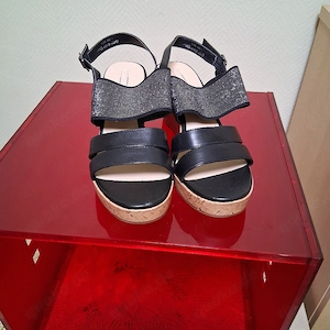 schwarze Sandale