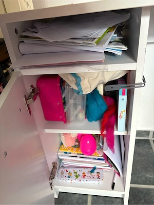 Schreibtisch mit Stuhl