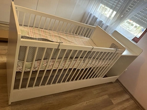 4-in-1 Babybett   Kinderbett in Weiß mit Matratze und Kommode