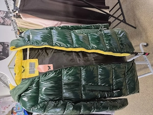 Neue grüne Steppjacke zu verkaufen