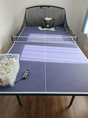 Tischtennisplatte mit Ballwurfroboter und 400 Bällen