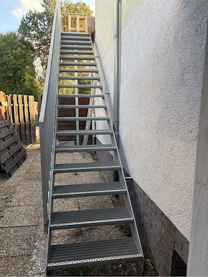 Außentreppe feuerverzinkt mit Podest und Gelander
