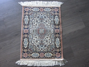 Kleiner Orientteppich aus Seide, Bordeaux und Pink   69 x 50 cm
