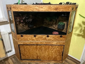 Eckterrarium mit Unterschrank und Zubehör